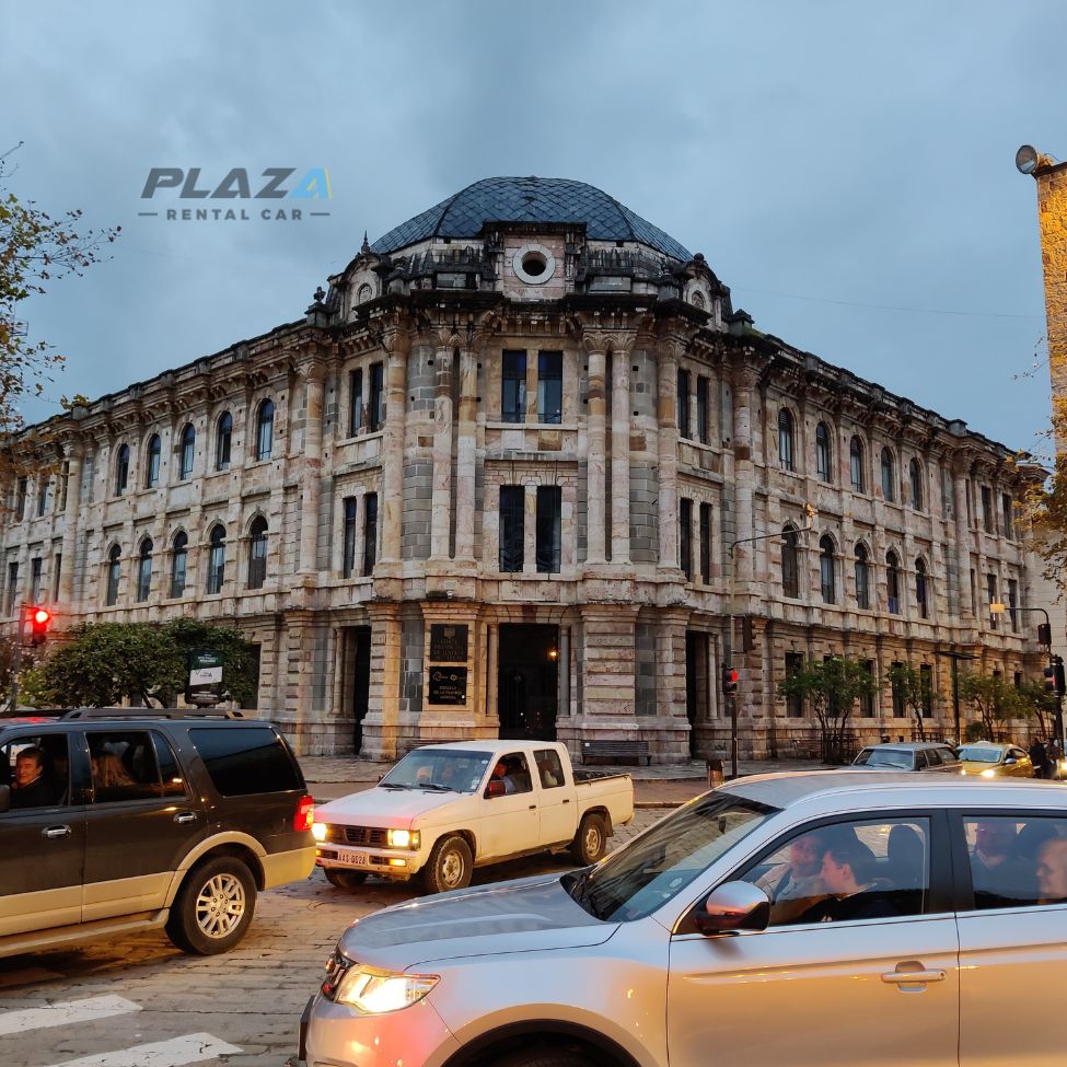Palacio emblemático en Cuenca, cerca de compañías de alquiler de coches en Ecuador