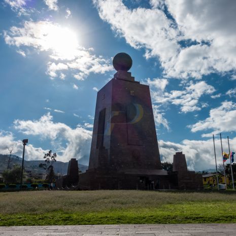 Mitad del Mundo en Quito, cerca de nuestras compañías de Alt="alquiler de coches en Ecuador"