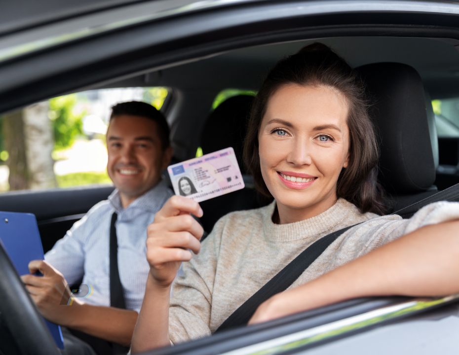 Cliente entregando su licencia de conducir para la renta de autos en Ecuador con Plaza Rentalcar