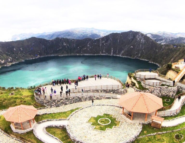 Alt="Renta de vehículos en Ecuador" con Plaza Rentalcar para visitar la laguna de Quilotoa desde Quito, Guayaquil o Cuenca