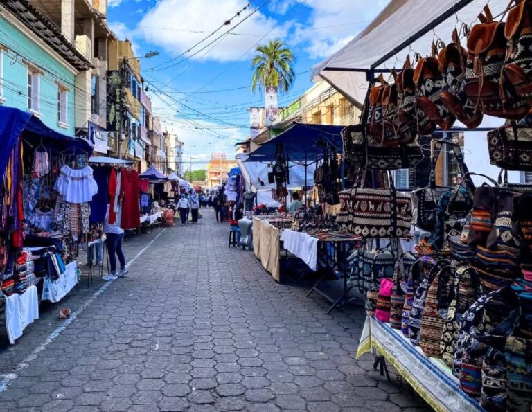 Alt="Arrendar autos en Ecuador" con Plaza Rentalcar para visitar Otavalo desde Quito, Guayaquil o Cuenca